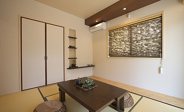 【当社施工例】
リビングに繋がる和室です。急な来客時は布団を敷いて客間として、普段はアイロンがけをしたりする家事スペースなど、ライフスタイルにあわせて多用途にお使い頂けます。