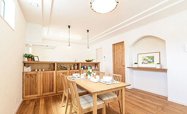 【自由設計対応】木のナチュラルな雰囲気が心地良いダイニング・キッチンです。大きなニッチにはオープン棚を設けており、絵や写真、季節の飾りを飾ったりと暮らす楽しみが膨らむスペースです。/当社施工例