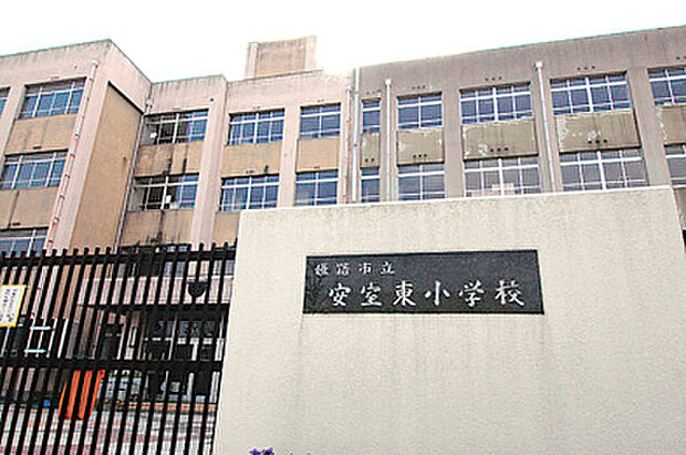 【幼保や小中学校が徒歩12分圏内】お子様の9年間の通学の負担が少なく、送り出すご家族も安心。姫路城の西エリアに位置しており、城下町も身近。落ち着いて暮らせる閑静な住環境です。
