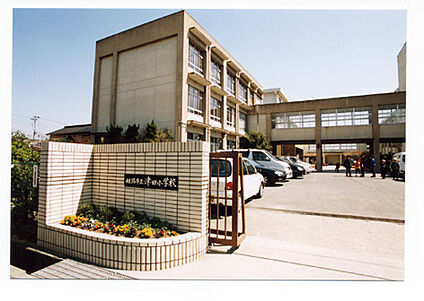 津田小学校 約850m～950m(徒歩約11分～12分)