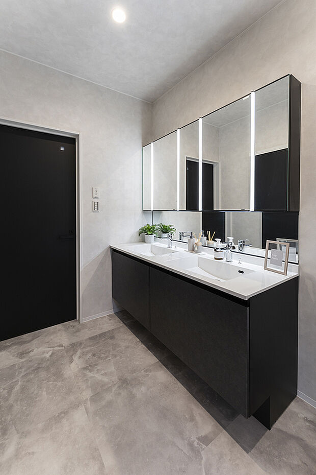 【 【1階洗面室/J号地モデルハウス】】玄関側・キッチン側の2方からアクセス可能な洗面室。2ボウル仕様の洗面台「ルミシス」を設置しています。家事がしやすいよう、ゆったりとした広さを確保!洗面室とキッチンが近く、家事動線がスムーズです。