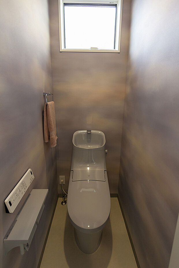 【【2階トイレ/L号地モデルハウス】】各階にトイレを設置しており、混み合う朝の時間帯や来客時などにも気兼ねなくご使用いただけます。温水洗浄便座付きトイレを設置しており、快適！1階トイレは玄関ホールにあり、お出かけ前に使用しやすい配置です。