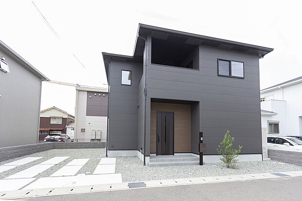 【【外観/D号地モデルハウス】】道路とは反対側の南にLDKや2階2洋室を配置。駐車スペースは3台分(車種による)とゆとりがあり、お子様の遊び場などにもご活用いただけます。バルコニーにゆとりがあり、テーブルセットを置くことも。