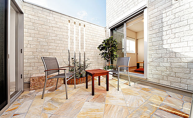 【【当社施工例】】広々としたテラスは壁に囲まれており、プライベート感あふれる落ち着ける空間です。椅子やテーブルを置いて一息ついたり、お子様と一緒に天体観測をしたりと、暮らす楽しみが膨らむスペースです。