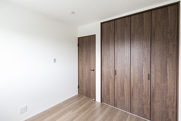 【【2階約4.5帖南洋室/C号地モデルハウス】】全居室に収納を設けることで、収納家具が少なく済みます。居室内だけでなく1階ホールにも収納を設け、掃除道具や季節飾りなどをまとめて保管いただくことも。