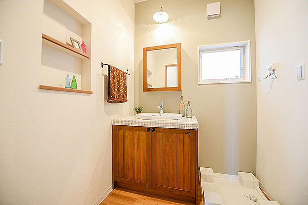 【【当社施工例】】タイルをポイントにした可愛い洗面台です。小物類もスッキリ収納可能でコンパクトながら機能性も兼ね備えております。小窓からは換気もでき、心地よい風が入ってきます。