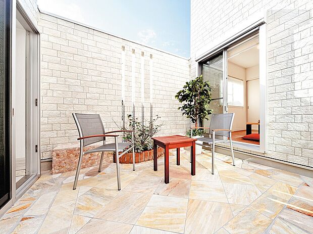 【【当社施工例】】外国の街並みを思わせる石畳を敷き詰めたインナーテラス。天気の良い日はテラスに出ておうちカフェを満喫できます。花壇を設ければ気軽にガーデニングも楽しめる趣味の空間に。