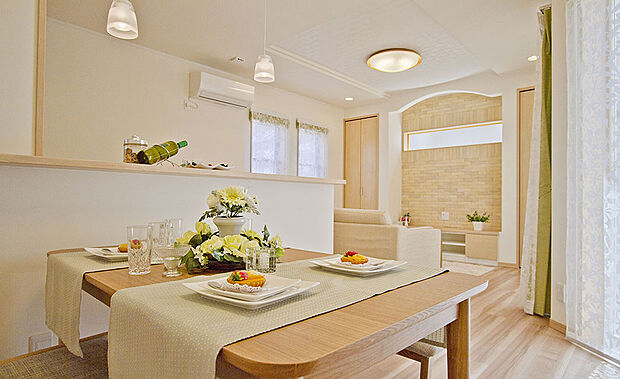 【【当社施工例】】柔らかい色合いで統一したLDKは、ご家族が集まってリラックスできるご家族団らんの場所です。リビング収納も豊富に設けており、いつでもスッキリした状態を保てます。