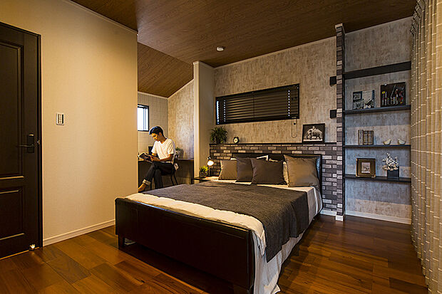 【【当社施工例】】主寝室の一角にカウンターデスクを設けました。PCでの作業や、奥様のドレッサースペースとしても活用可能です。ほっと一息つける空間づくりにこだわっています。