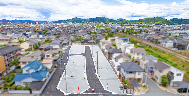 【【造成時全景】】東西に伸びる約6m道路沿いに各区画がフラットに広がる伸びやかな街並み。間口にゆとりがあり、住まいに風や光が届きます。駐車並列2台可(車種による)。幹線道路が身近でカー利用も便利です。