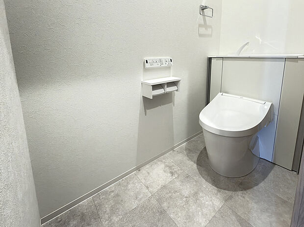 【【1階トイレ/H号地】】各フロアにトイレを設けることで、来客時や朝の混み合う時間も安心です。1階はタンク部分が視界に入らず、手洗い器の両サイドにはグリーンやお花などで彩りを添えることも。