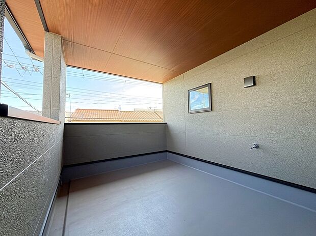 【【2階バルコニー/D号地】】採光を確保しやすい南側に配置し、急な雨の際にも安心の屋根付き。ゆとりある広さがあり、軒天の木目が上質感をもたらします。テーブルセットを設置してカフェタイムなど、アウトドアも楽しめます。