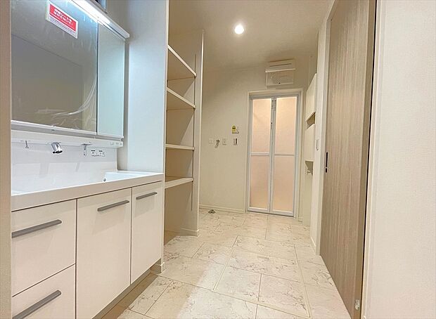 【【施工例写真／洗面脱衣所】】「洗面と脱衣所を分けたい」「脱衣所内に室内干しが欲しい」などのご希望もお気軽にご相談ください。
※画像にはオプション商品も含まれております。