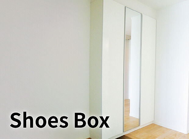 【【シューズボックス】】全身鏡付きの最大66足(コの字タイプは最大52足)収納できるシューズボックス内部は棚板の高さを自由に変更可能。
ハイカットスニーカーやブーツもすっきり収納出来ます。