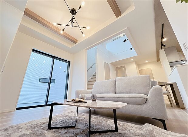 【【弊社施工例写真/リビング】】どこにいても家族の気配を感じられる、心地よいLDK。
※画像にはオプション商品も含まれております。