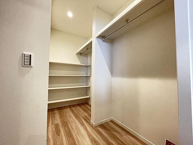 【【施工例写真/WIC】】衣類のほかにも季節家電、スーツケースなど嵩張る荷物の収納にも便利な枕棚付きのWIC。
※画像にはオプション商品も含まれております。