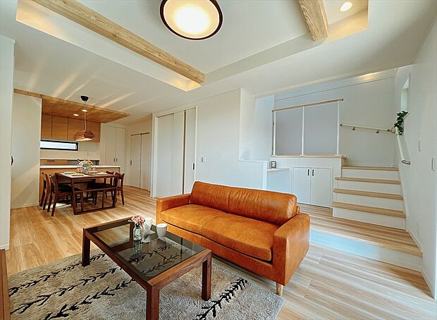 【【施工例写真／リビング】】天井高を活かした、ゆとりのあるリビング空間。
※画像にはオプション商品も含まれております。