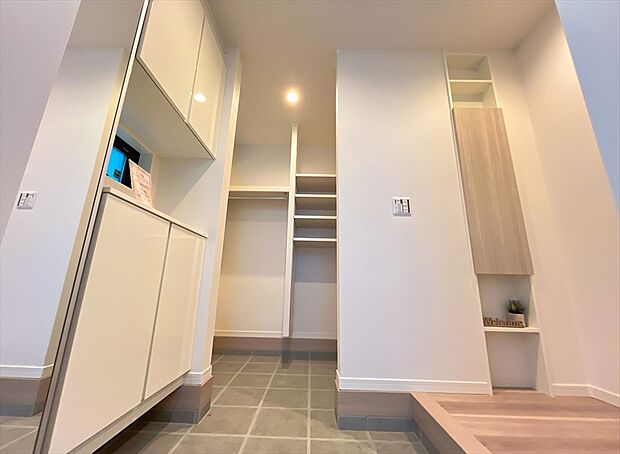 【【施工例写真／玄関】】玄関の整理整頓もラクにできる、SIC付きプランも対応。
※画像にはオプション商品も含まれております。