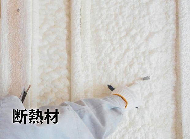 【硬質ウレタンフォーム断熱材】水の力で発砲する硬質ウレタンフォーム断熱材。
現場で吹き付けるため、細かい部分にも隙間なく充填します。