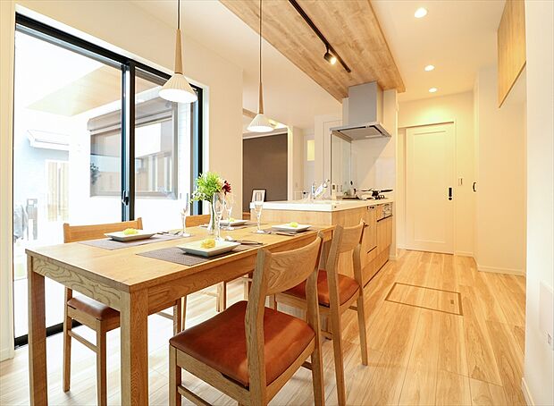 【【施工例写真／ダイニング】】お客様のマイホーム実現のため、よきサポーターとしてお客様の住まい方（ライフスタイル）にフィットしたプランづくりをお手伝いいたします。
※画像にはオプション商品を含みます。