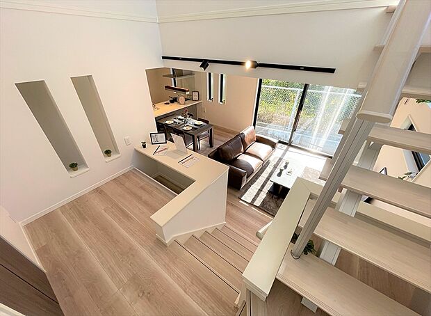 【【施工例写真／スキップフロア】】スタディカウンター付のスキップフロアなどリビングに開放感とメリハリを両立させる空間設計もお任せください。
※画像にはオプション商品も含まれております。