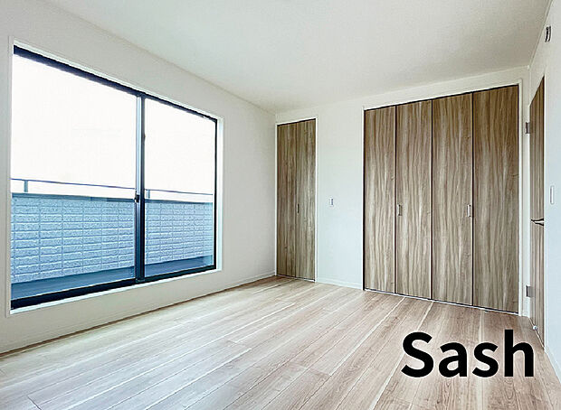 【Sash】新しいアルミ樹脂複合窓。高い断熱性能と毎日の使いやすさで、家族
みんなに心地よい空間をつくります。