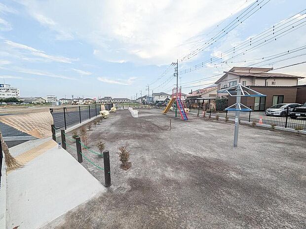 分譲地内に公園も計画され、地域のコミュニケーションが生まれます。目が届く距離でお子様が遊べる環境です。
分譲地北側道路からの入口は5m~6m幅の道路で角が公園なので死角になりにくいです。