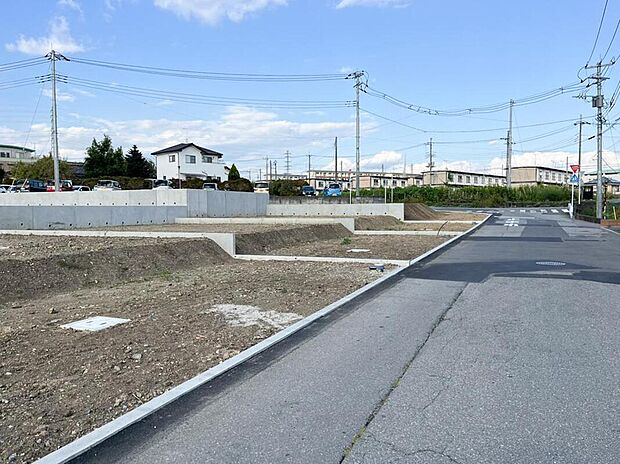 高低差の少ない区画で、外構の費用も抑えやすいです。ライフラインも揃っている整備された分譲地です。