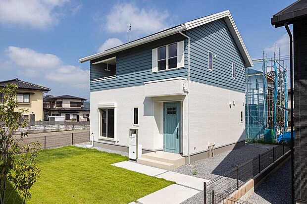 鮮やかな水色が目を引く北欧風の外観。太陽光3.192Kw搭載!