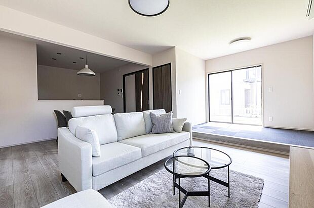 LDK+小上がりのフリースペースが一体で使える約19帖のゆとりの空間。ダイニング、リビング、フリースペースの好きな場所でくつろげます。