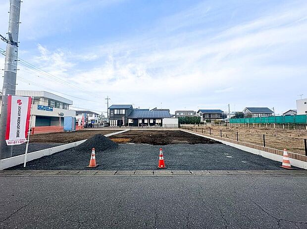 No.2　南道路の日当たりの良い区画。間口10mなので車並列3台もゆとりをもって駐車できます。