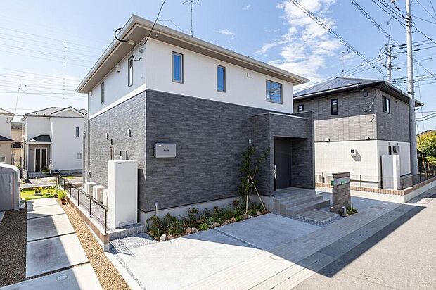 太陽光発電システム4.988Kw搭載、2×6工法の住まいです。