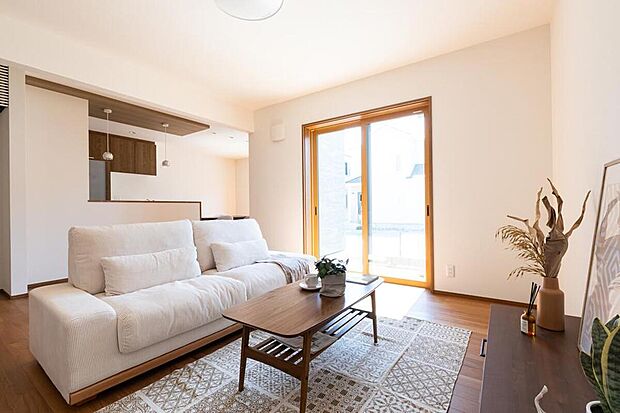 明るい光が入るリビングはソファを置いてもゆとりある広さで寛ぎやすい空間です。