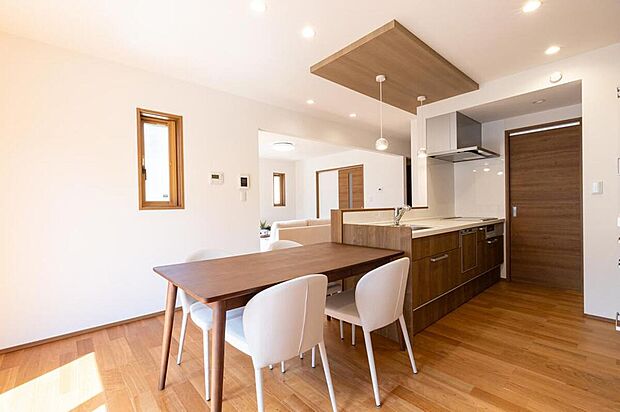 ダイニングには掃出し窓があるので光も入り明るいダイニングキッチンに。対面キチンなのでリビングにも目が届きます。