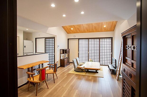 【建物プラン例(内観写真)】建築実例(1)/年を重ねても「楽に」「楽しく」暮らせるように設計。古家具をインテリアの主役に据えて、趣あるインテリアに。