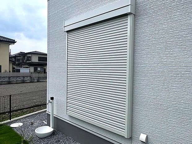 【電動シャッター】1階掃き出し窓には電動シャッターを設置。防犯性を高めるロック機能を搭載。また、室内の壁スイッチにより窓を開けずに開閉することが出来るため、エアコンの効いた室内の空気を外に逃がすことがありません。