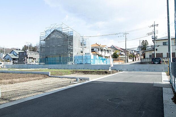 【現地土地写真】分譲地内は６ｍ幅道路なので隣家の影になりにくく、陽当りを確保できます。第一種低層住居専用地域なので住宅専用エリアのため落ち着いた住環境です。