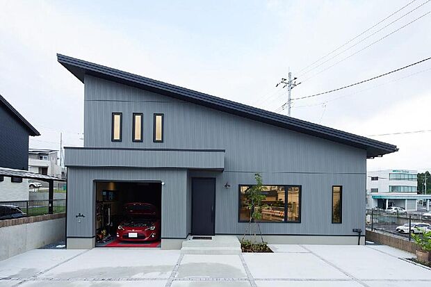 【建物プラン例（外観写真）】建築実例(2）／ガレージハウス
109.17m2（32.96坪）　1LDK
休日を謳歌するためのガレージハウス