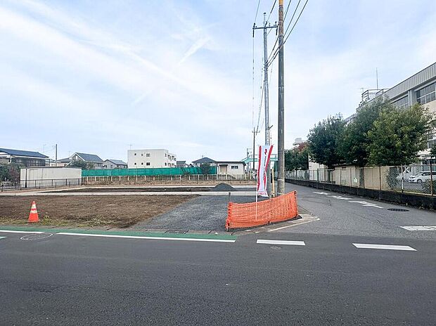【前面道路含む現地写真】分譲地の道路を挟んだ南側には、五代小学校があり徒歩1分の距離。お子様の通学も安心です。