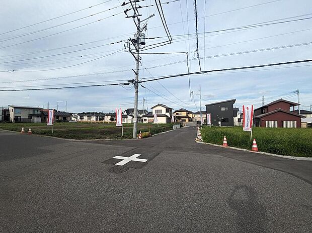 【前面道路含む現地写真】閑静な住宅街で整備された区画整理地内の分譲地です。お買物施設も充実しているエリアで生活しやすい環境です。