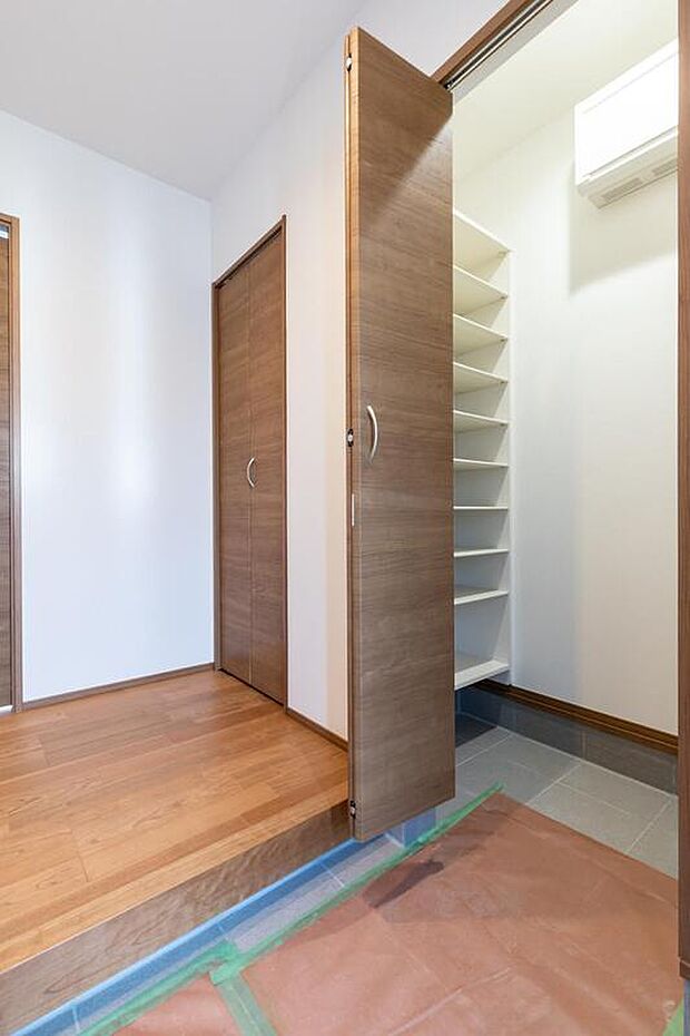 【玄関】土間続きの玄関収納は靴だけでなく、ゴルフバッグやベビーカーもしまえる広さ。すっきりと玄関を使えます。