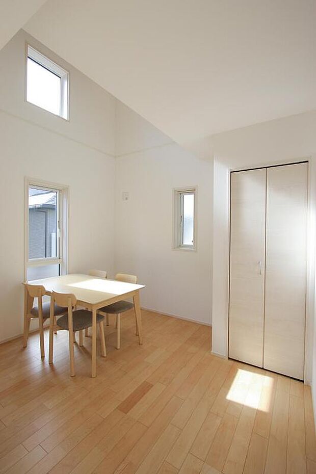 【リビング】No.49-11/吹抜けのあるダイニングは縦に伸びやかな空間です。リビングと空間がずれているため、食事以外でも過ごしやすいです。収納もあるので、ダイニングで使うものをさっと出し入れできます。
