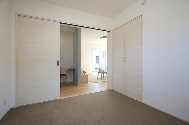 【リビング以外の居室】No.49-11/セカンドルームはお子様の遊ぶスペースや客間など多目的に使える便利な空間です。扉で仕切れるので個室として使えるのも便利なポイントです。