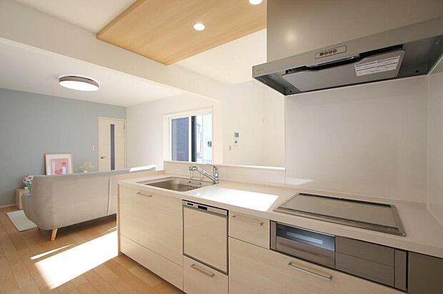 【キッチン】No.49-11/腰壁が立ち上がっているのでキッチンは手元が見えず、生活感を隠せます。対面キッチンなのでリビング・ダイニングにいる家族ともコミュニケーションが取りやすい配置。