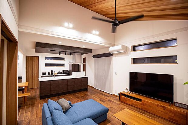 【建物プラン例(内観写真)】建築実例(2)/大空間のリビング、伸び伸びとゆとりある子育てをテーマにした住まいは、家族がどこにいても気配を感じ、コミュニケーションを育みます。