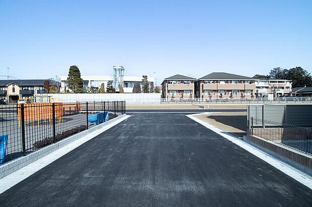 【前面道路含む現地写真】STELLAGARDEN上戸祭4丁目1期区画からもつながり、外構ガイドラインを設け街並みも統一された分譲地です。