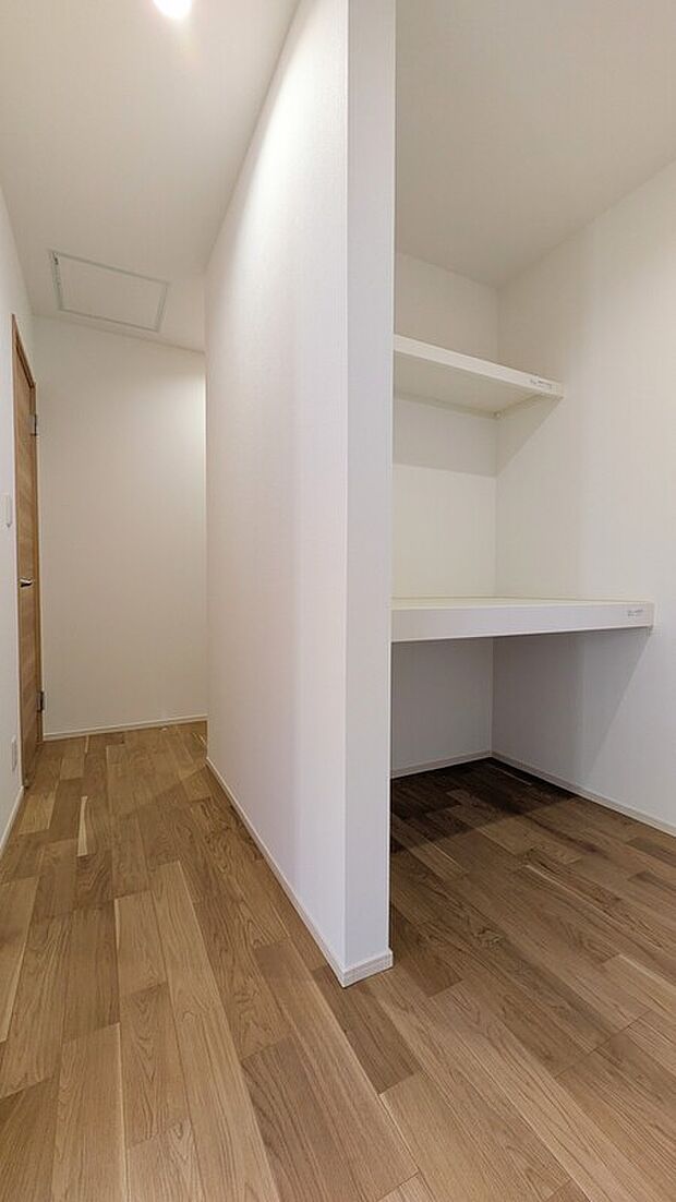 【NO.3　ウォークスルークローゼット】2階ホールと主寝室の両方から出入りできる大容量のウォークスルータイプのクローゼットを設置。衣類はもちろん季節物やスーツケースなどもゆとりをもって収納できます。