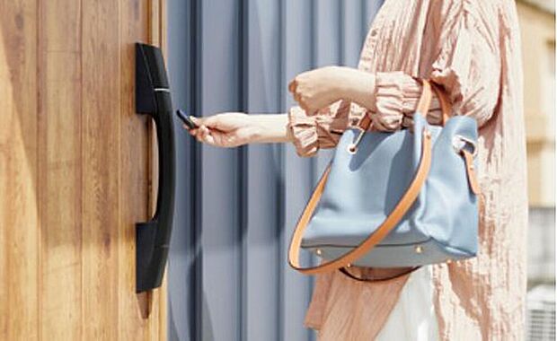 【ピタットKey】玄関ドアはタグキーを近づけるだけで施解錠できるスマートコントロールキー対応。荷物で手がふさがっている際の開け閉めも快適に。