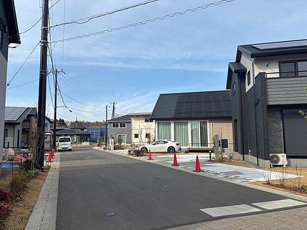 【分譲済街並み写真】現地（2025年2月）撮影
全面道路は整備された広々6ｍで車のすれ違いも安心です。歩行者も安心してあるくことができる街並みです。