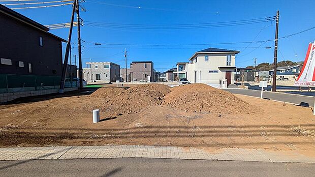【前面道路含む現地写真】分譲土地NO.156
販売価格：1400.0万円
土地面積：242.03ｍ2（73.21坪）
（2026年1月撮影）